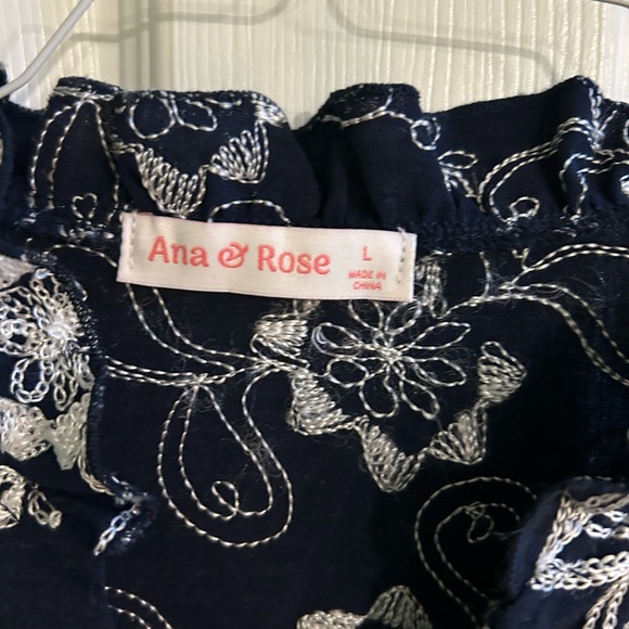 Ana & Rose Embroidered Blouse
Women's Size Large - Picture 2 of 7